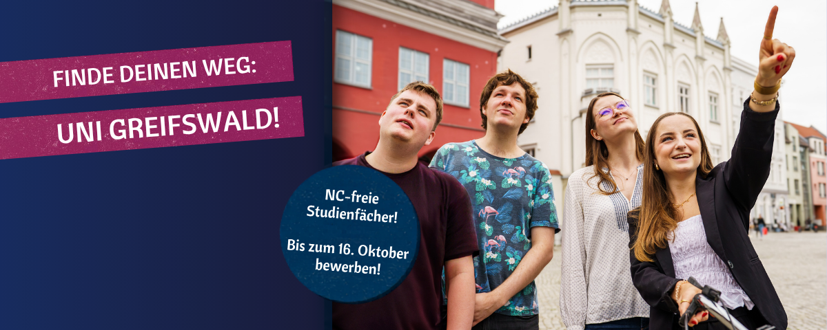 Rechts auf dem Bild stehen Studierende auf dem Greifswalder Markt und blicken in den Himmel. Eine Studierende zeigt mit dem Zeigegfinger in die Ferne. Außerdem sind Bewerbungshinweise vermerkt.