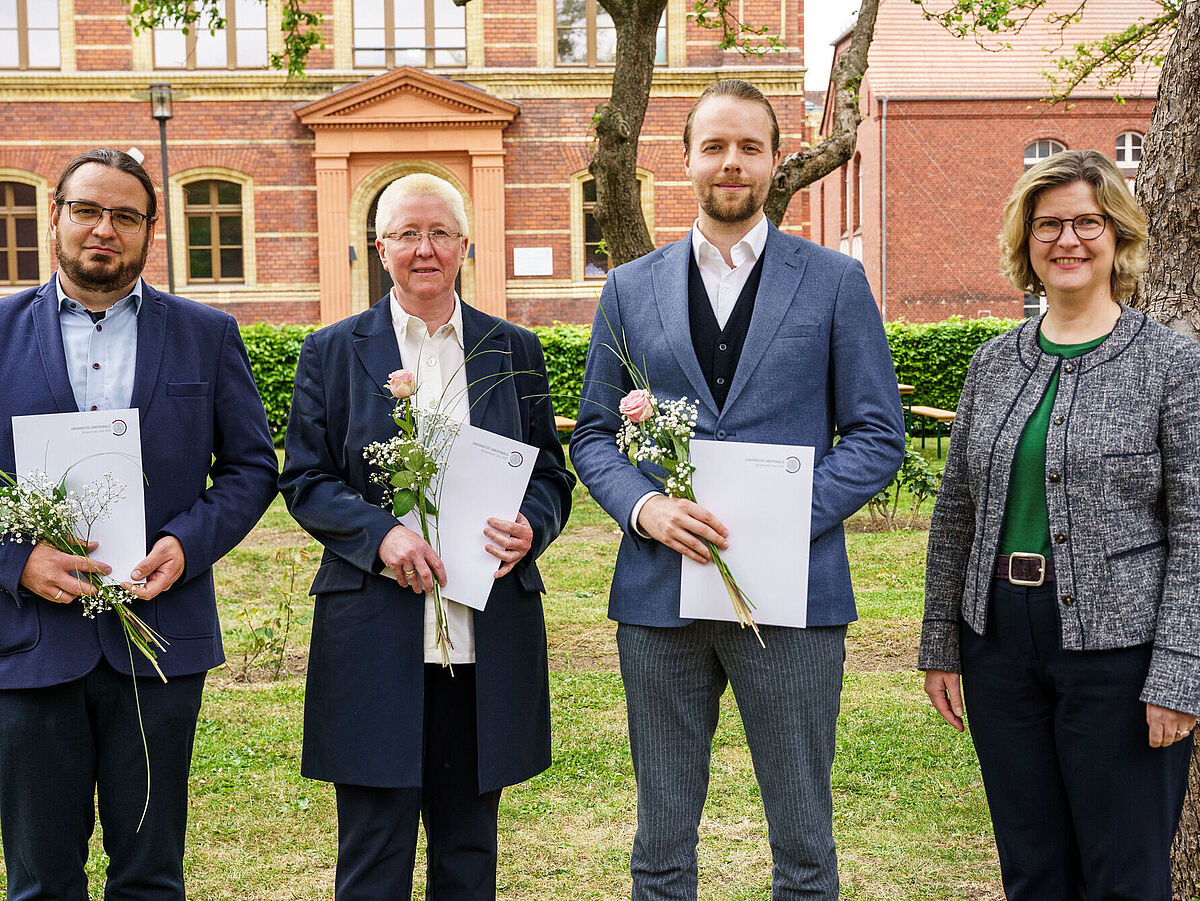 Gruppenbild Lehrpreise (v.l.n.r.: Dr. Julius Krause, Dr. Simone Venz, Dr. Max Georg Hügel, Prof. Dr. Anette Sosna)