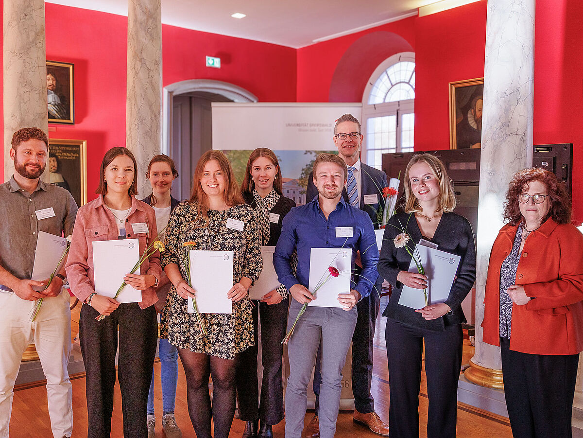 Gruppenbild bei der Übergabe Deutschlandstipendien in der Aula der Universität Greifswald.