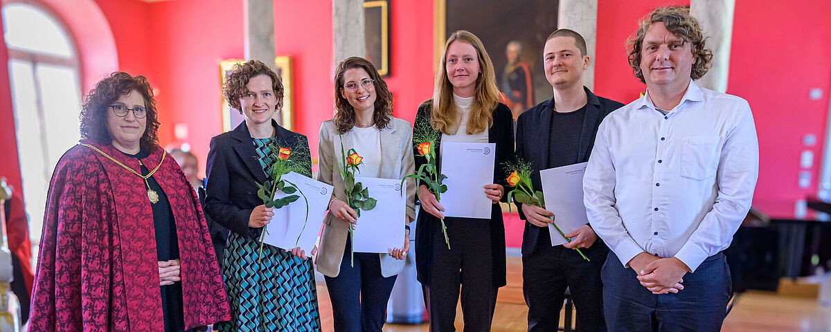Gruppenbild nach der Verleihung der Preise für herausragende Dissertationen durch den Verein der Freunde und Förderer der Universität Greifswaldin der Aula der Uni.