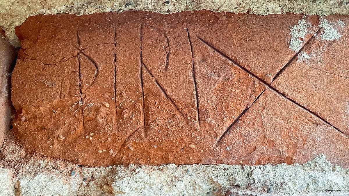 Östliche Außenmauer des Ostflügels des Klosters Eldena bei Greifswald mit eingezeichneter Verortung des Backsteins mit der Runeninschrift. Hier: Backstein mit Inschrift „þiriX“.